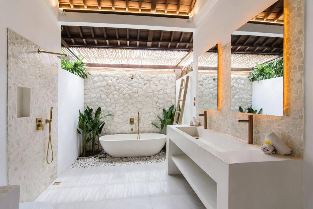 Gorgeous villa heart of Canggu newly renovated! Gorgeous villa heart of Canggu newly renovated!