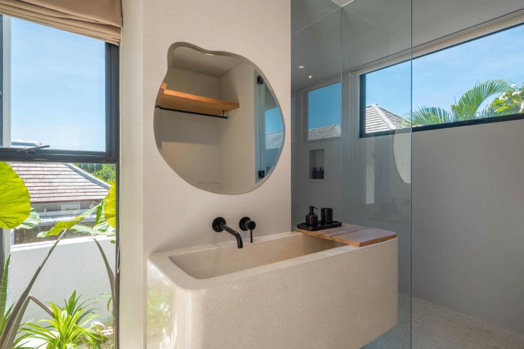 Berawa Breeze: Chic 4BR Beachside Oasis Berawa Breeze: Chic 4BR Beachside Oasis