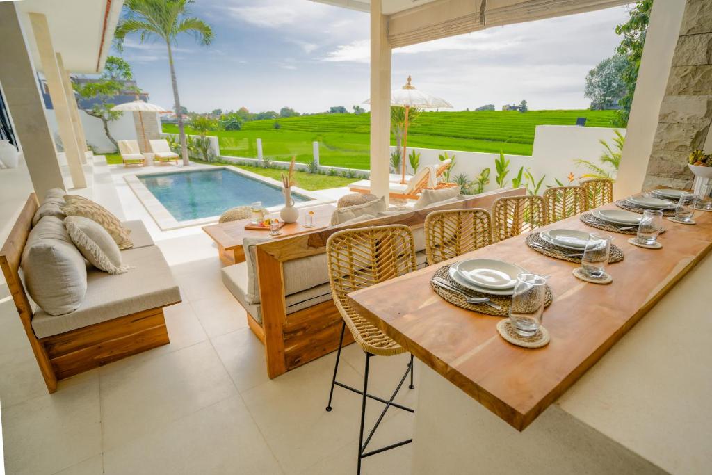 Santorini Sunset NEW 4 BR villa with beautiful rice paddy view and a large pool Santorini Sunset NEW 4 BR villa with beautiful rice paddy view and a large pool