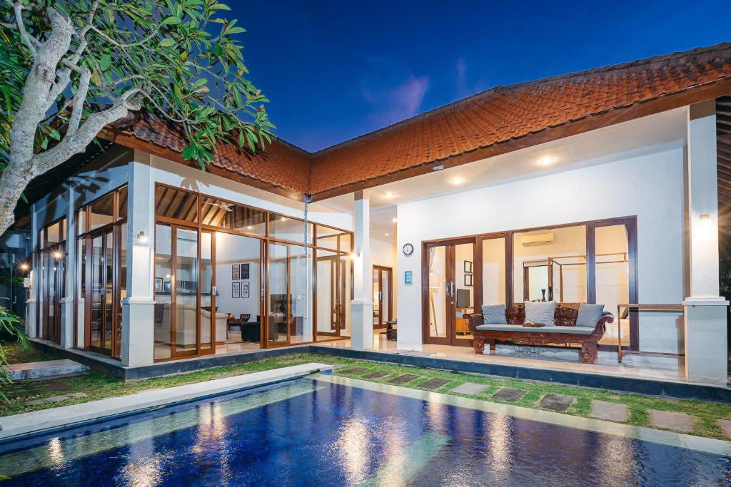 MAHAYANA VILLA - 7Min Beach Access - 10min to Canggu MAHAYANA VILLA - 7Min Beach Access - 10min to Canggu
