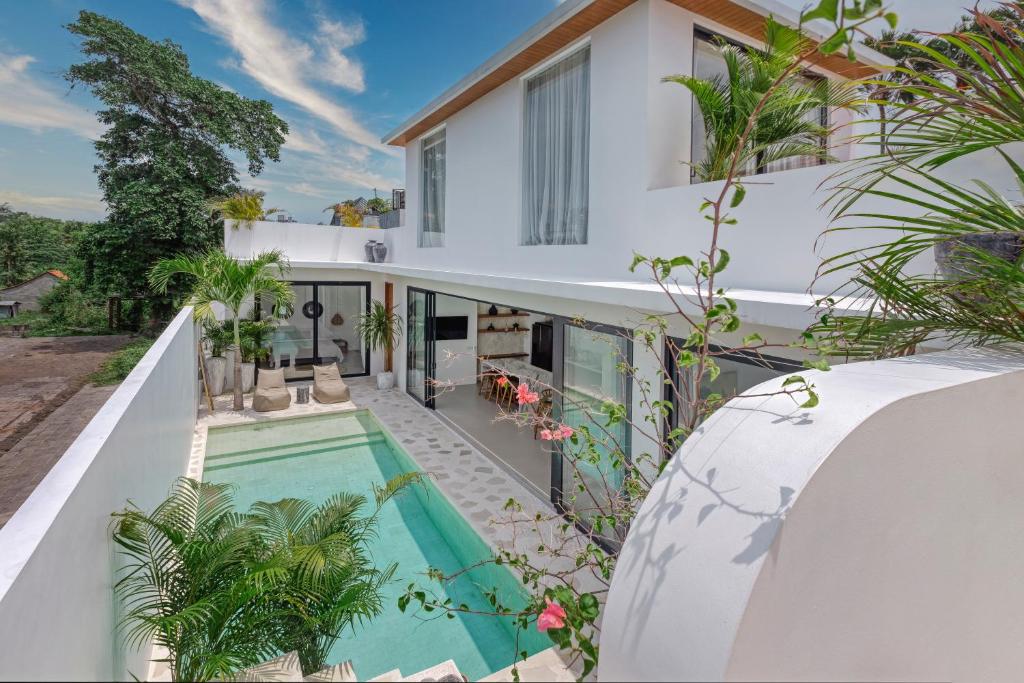 New Magnificent 3BR 5min to Finns & Berawa Beach Villa Alemar