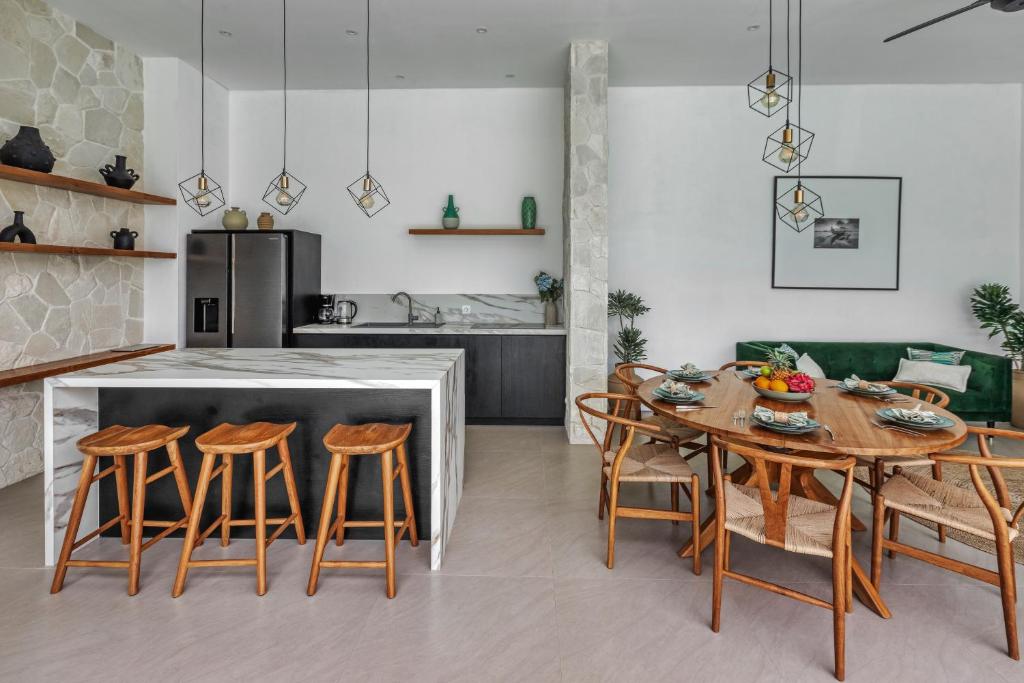 New Magnificent 3BR 5min to Finns & Berawa Beach Villa Alemar