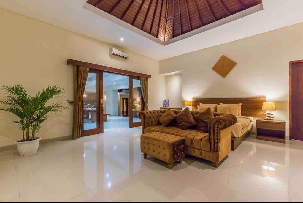 Location! Berawa beach 3bdr Spacious pool villa!