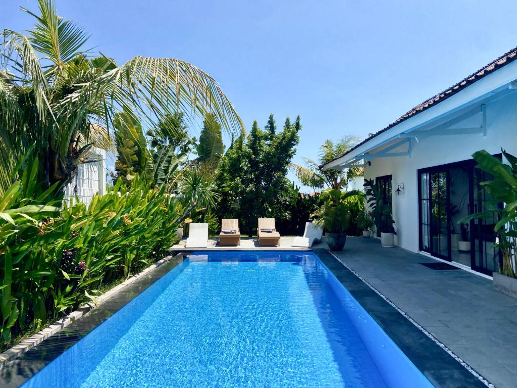 Elegant 3 BR villa huge pool in central Canggu Elegant 3 BR villa huge pool in central Canggu