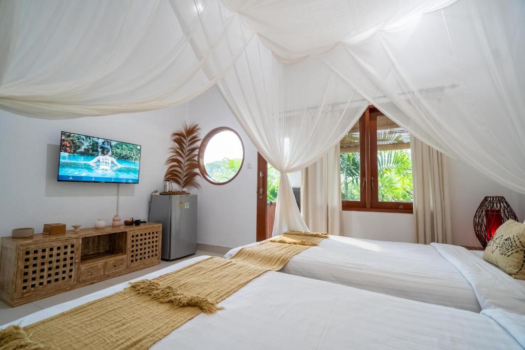 Kamayana, Peaceful & Quiet 6BR Villa with huge pool and Tropical garden Kamayana, Peaceful & Quiet 6BR Villa with huge pool and Tropical garden