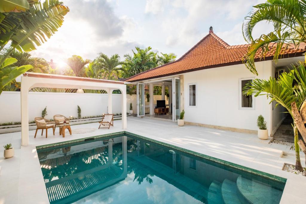 Villa Platform Luxe 3BR Villa in Canggu By OriVista near Oldmans Villa Platform Luxe 3BR Villa in Canggu By OriVista near Oldmans