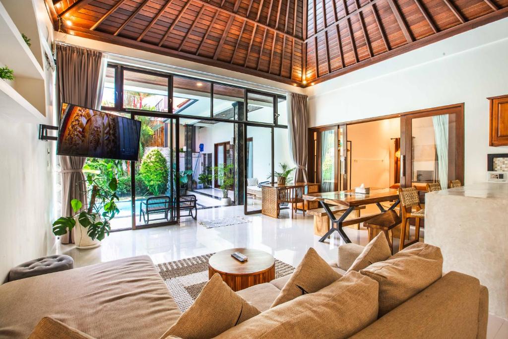 Luxury 3 Bedroom Villa with Pool - 200m to Canggu Beach Luxury 3 Bedroom Villa with Pool - 200m to Canggu Beach