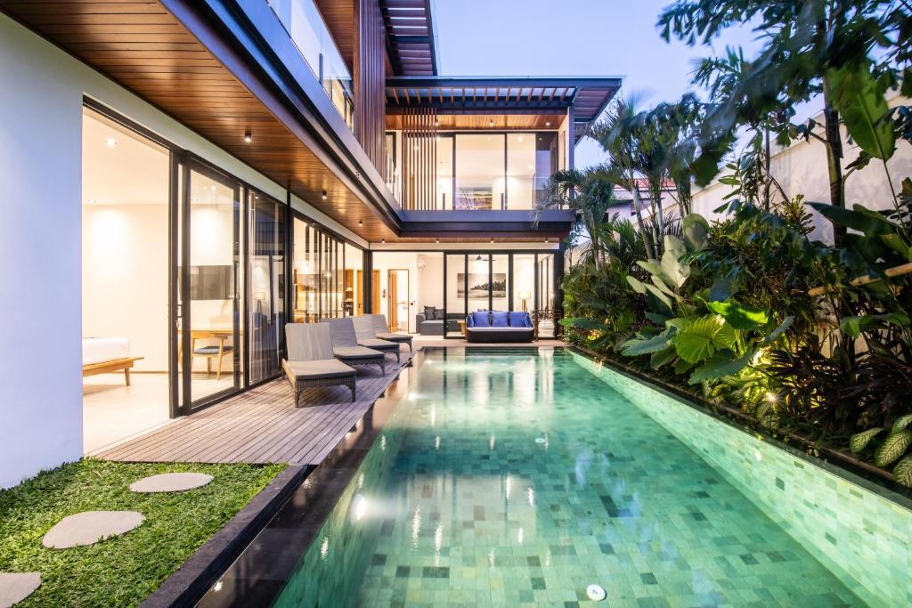 Modern 5BR Villa Walk to the Beach, Canggu Modern 5BR Villa Walk to the Beach, Canggu
