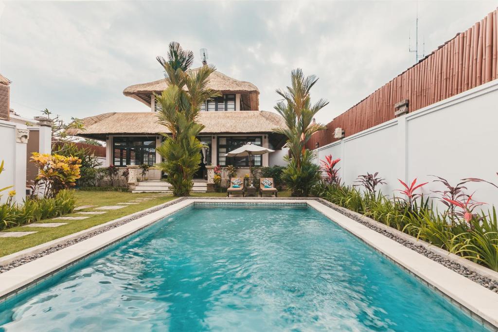 Batik villa 3 BR 3 min walk to beach with breakfast, assistent villa, pick up from airport, assistent villa and full services Batik villa 3 BR 3 min walk to beach with breakfast, assistent villa, pick up from airport, assistent villa and full services