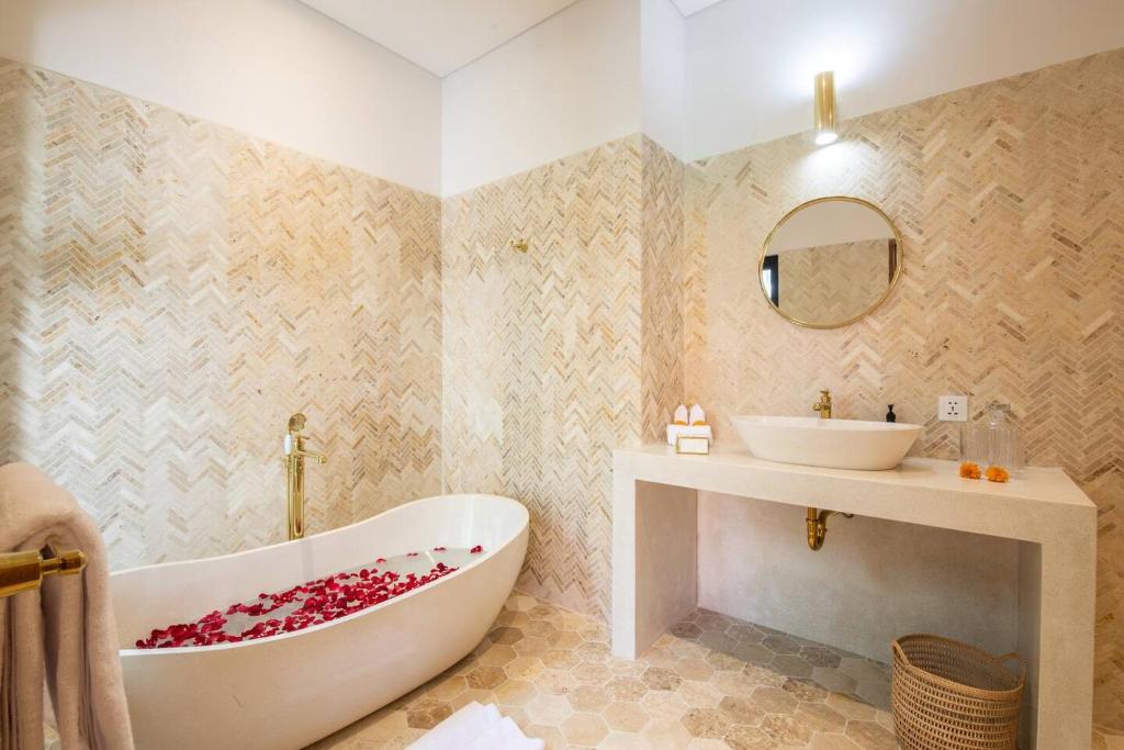 Luxurious 5 Bd Villa In Seminyak - Art Deco Style Luxurious 5 Bd Villa In Seminyak - Art Deco Style