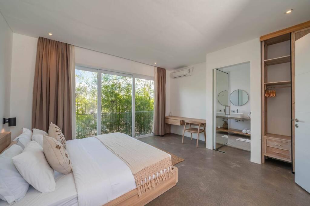 Sea Breeze Retreat Modern 3BR Villas in Canggu