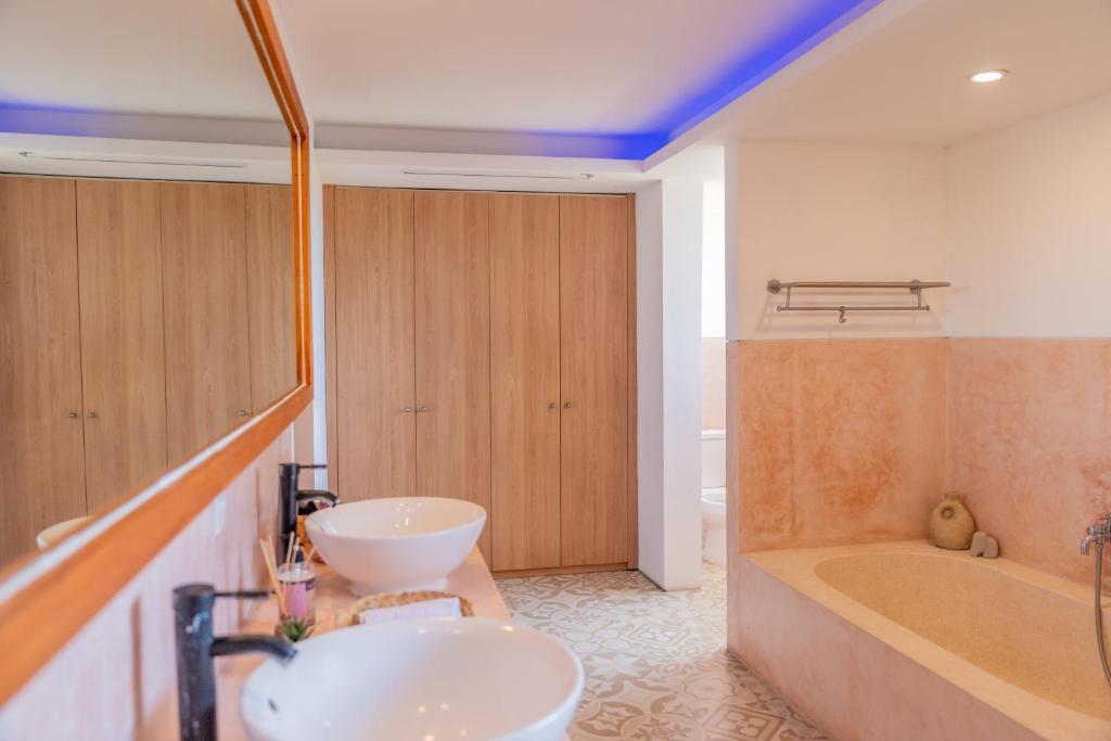 5BR Private Pool Villa - 1 min Beach - Daily Staff, Private Pool, Gym & Games