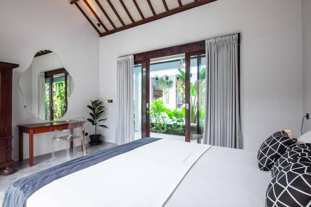 Deluxe Tropical 6 BR Villa Near Beach Deluxe Tropical 6 BR Villa Near Beach
