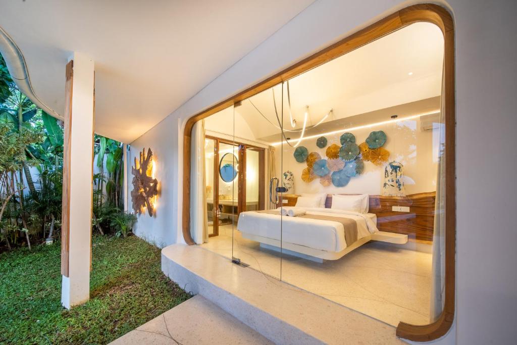 Magic Mango Villa Huge Projector bubble bath unique design