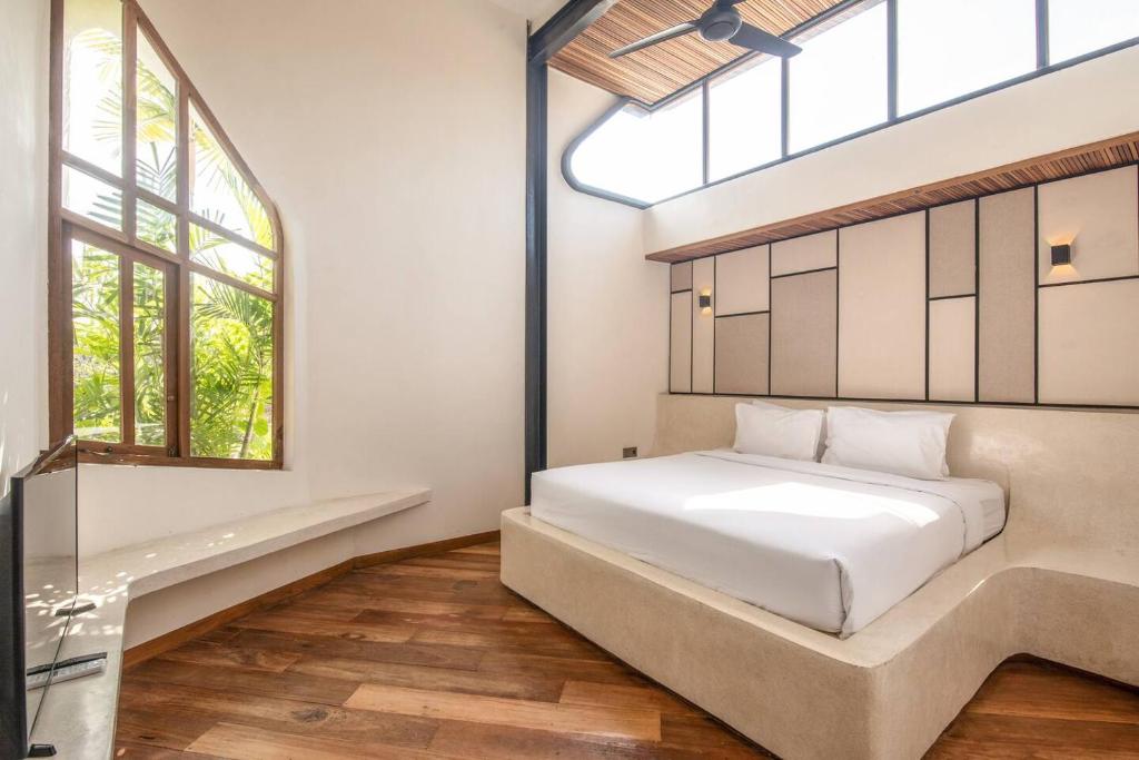 Opulent 1-BR Loft with Art Deco Shared Pool Opulent 1-BR Loft with Art Deco Shared Pool