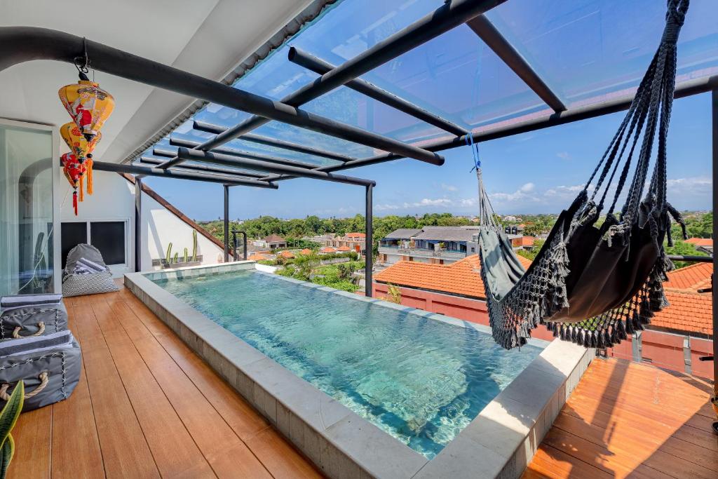 Beautiful Penthouse w/ incredible views, pool, & cinema room! Beautiful Penthouse w/ incredible views, pool, & cinema room!