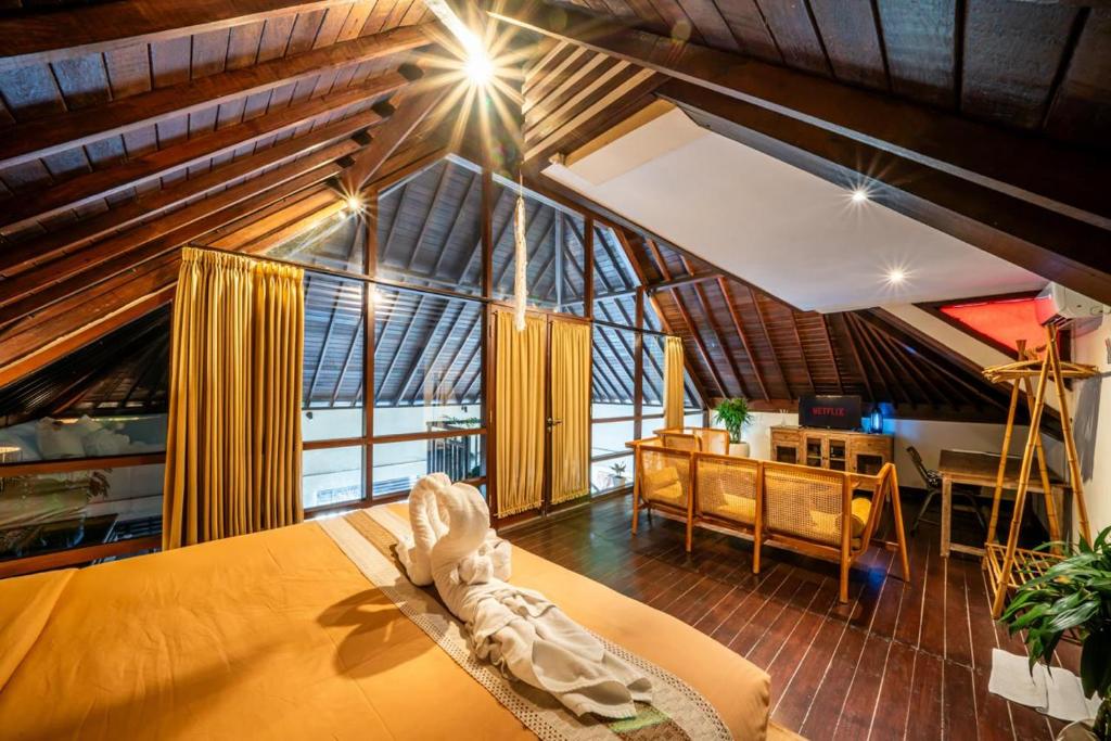 Berawa Private Room, Bathtub, Pool Access, Near FINNS & ATLAS