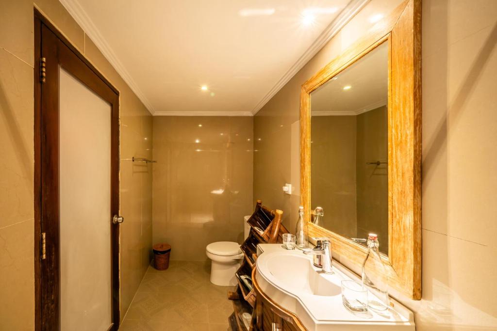 Berawa Private Room, Bathtub, Pool Access, Near FINNS & ATLAS