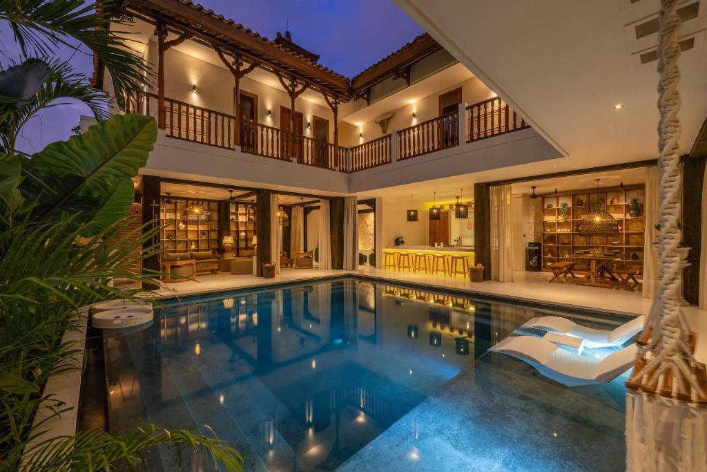 Casa Galicia - Spacious Central 7BR Villa, Pool & Sunset Rooftop