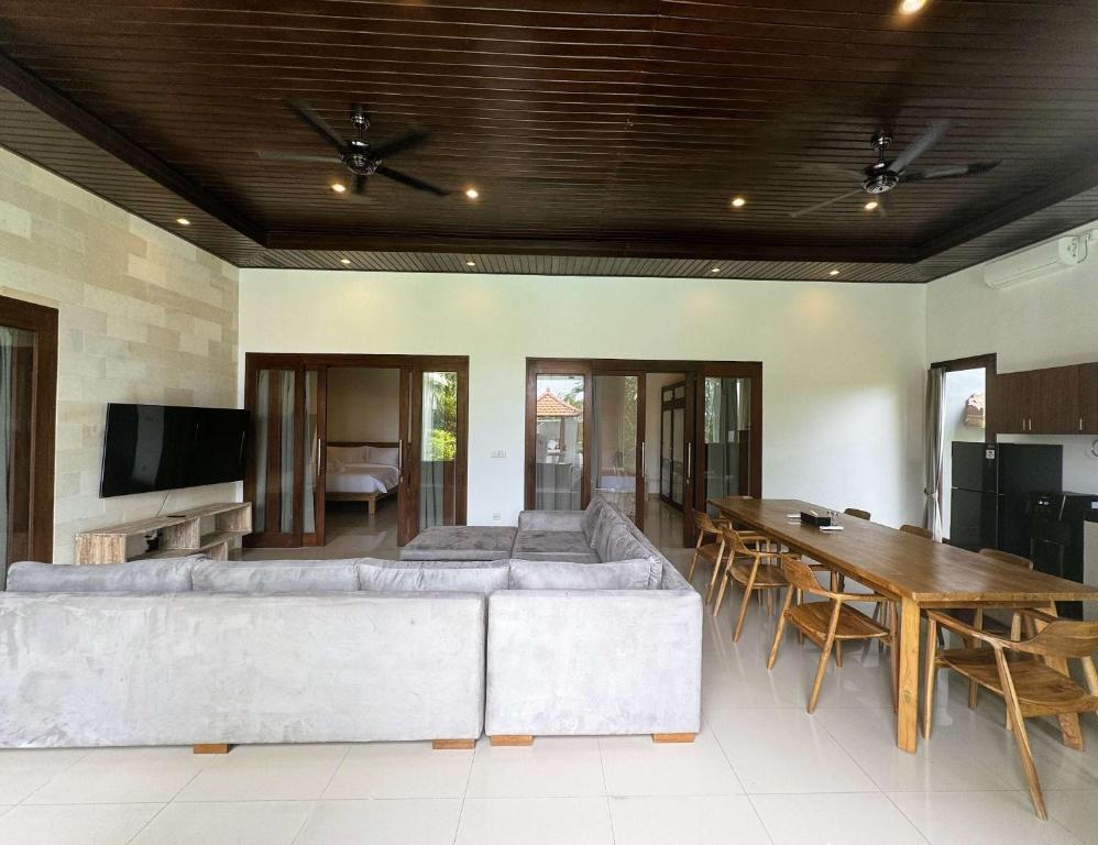 Large 4 bedroom villa with pool on Batu Bolong