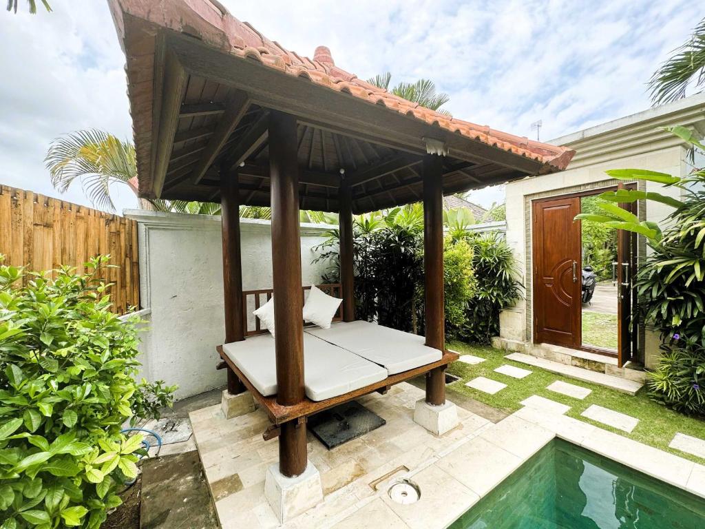 Large 4 bedroom villa with pool on Batu Bolong