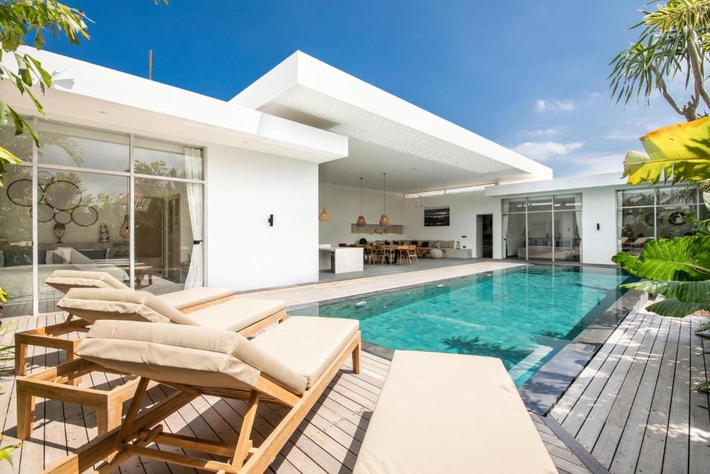 Modern 4 BR villa heart of Canggu 800m to beach