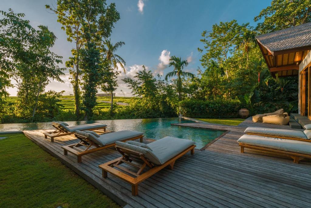 Villa Kauh - Luxury Tropical 5BR Villa Close to Pererenan Beach Villa Kauh - Luxury Tropical 5BR Villa Close to Pererenan Beach