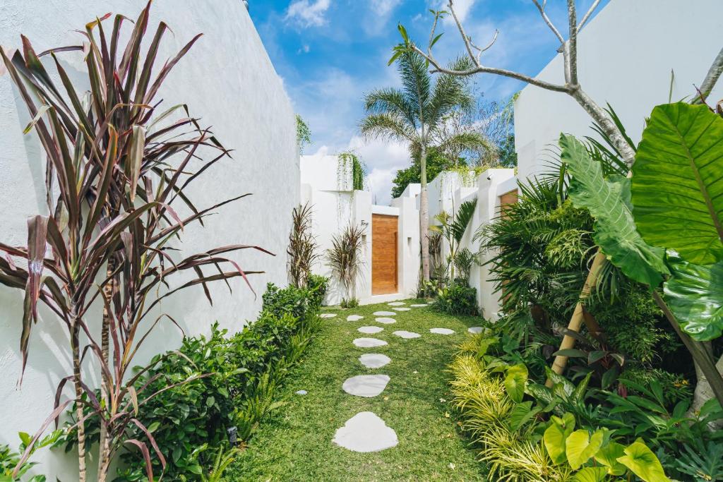 Villa Kaya Canggu, 5mins walk to the Beach, New 1BR Pool Villa in Canggu Villa Kaya Canggu, 5mins walk to the Beach, New 1BR Pool Villa in Canggu