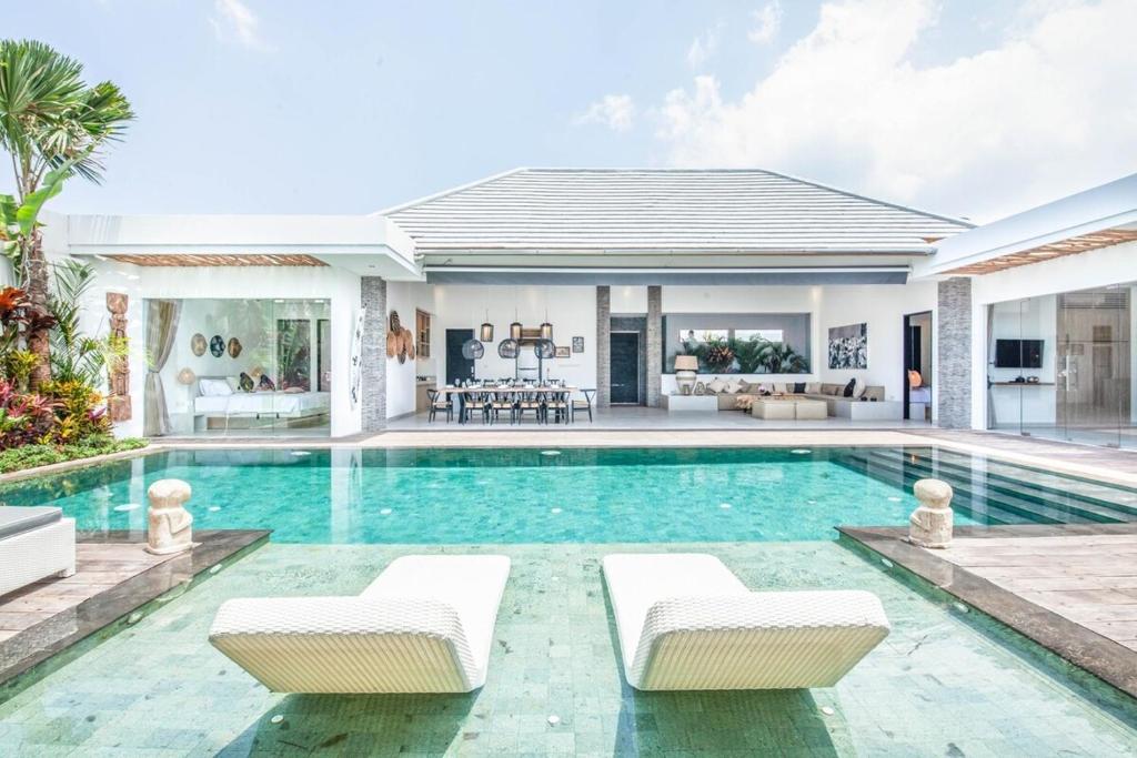 Modern 4 BR Villa 400m to the Beach in Canggu Modern 4 BR Villa 400m to the Beach in Canggu