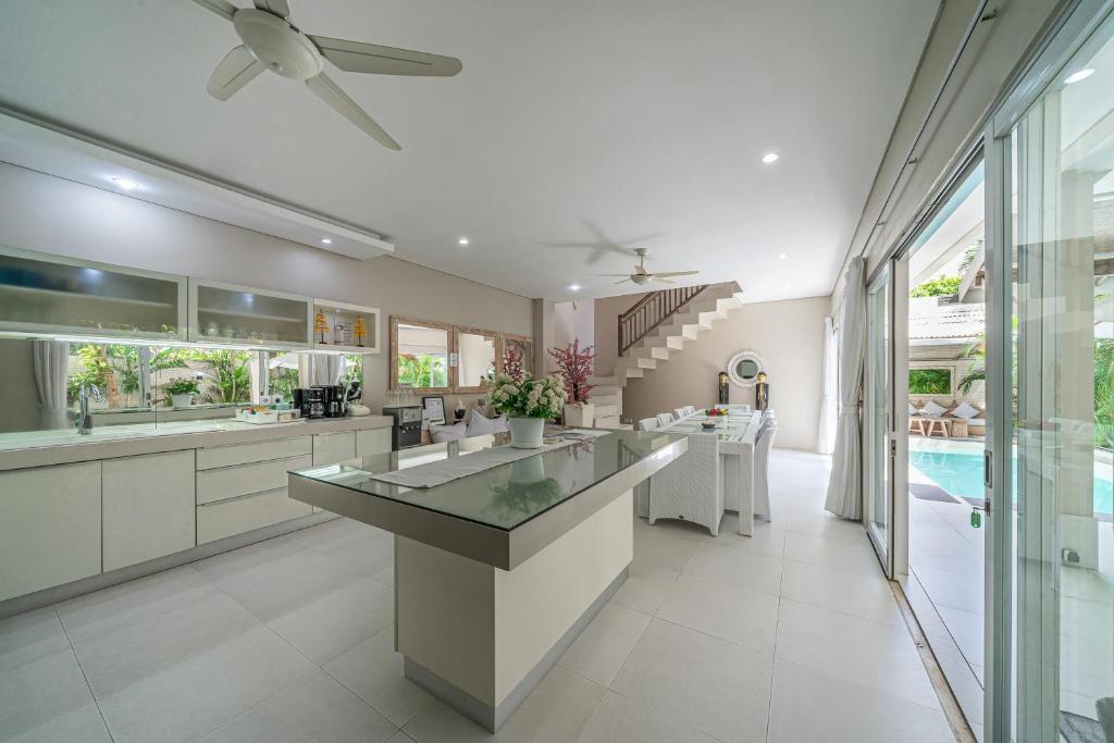 VILLA BALI OM CENTER - Best Location, Beautiful Villa Near the Beach VILLA BALI OM CENTER - Best Location, Beautiful Villa Near the Beach