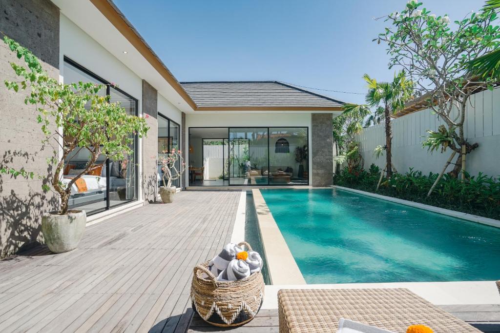Villa Bunga Lily - Sumptuous 3BR Luxury Private Villa in Canggu