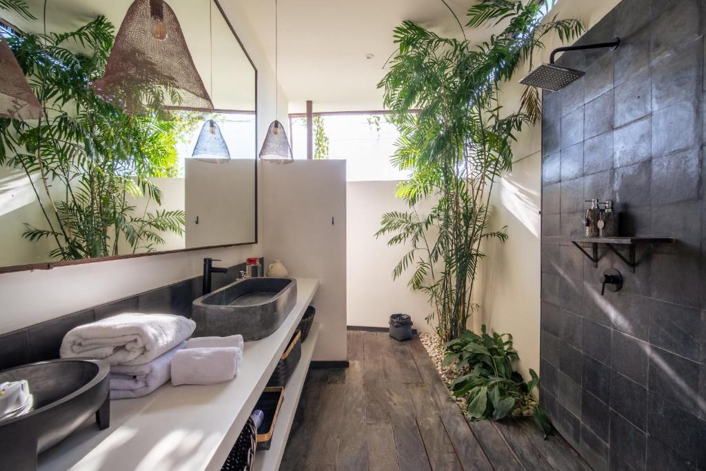 Villa Lileo - Stunning & Bright Luxury 4BR Villa 5 Minutes to Berawa Canggu, Perfect for a Relaxing Getaway Villa Lileo - Stunning & Bright Luxury 4BR Villa 5 Minutes to Berawa Canggu, Perfect for a Relaxing Getaway