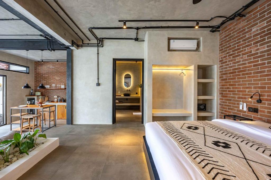 NEW! Modern Industrial-Luxe Romantic 1BR Villa With AC Living and Private Pool For Couple Next To Berawa Canggu