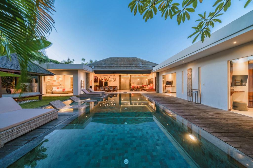 PROMO - 4 Bedroom Designer Villa 2 minutes to Berawa Beach & Finns PROMO - 4 Bedroom Designer Villa 2 minutes to Berawa Beach & Finns