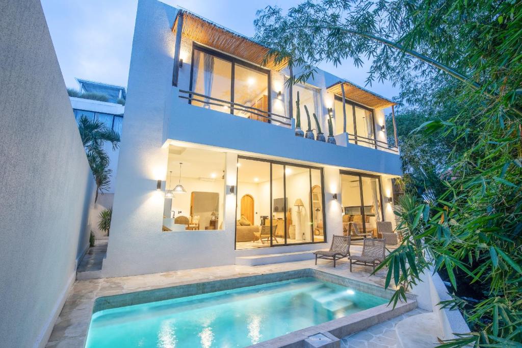 Boho Retreat 3BR Enclosed Lounge 5min Beach Boho Retreat 3BR Enclosed Lounge 5min Beach