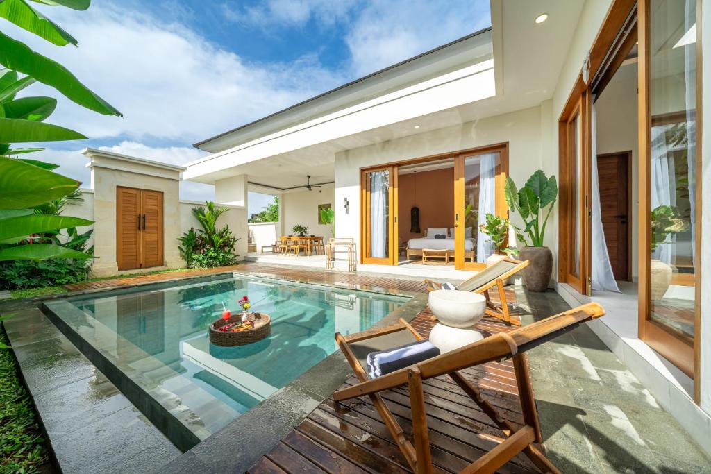 Chic 2BR Canggu Hideaway w Spacious Pool & Patio Chic 2BR Canggu Hideaway w Spacious Pool & Patio