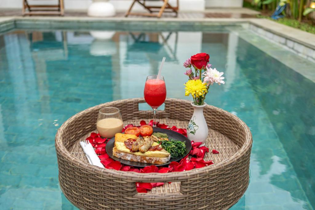 Chic 2BR Canggu Hideaway w Spacious Pool & Patio Chic 2BR Canggu Hideaway w Spacious Pool & Patio