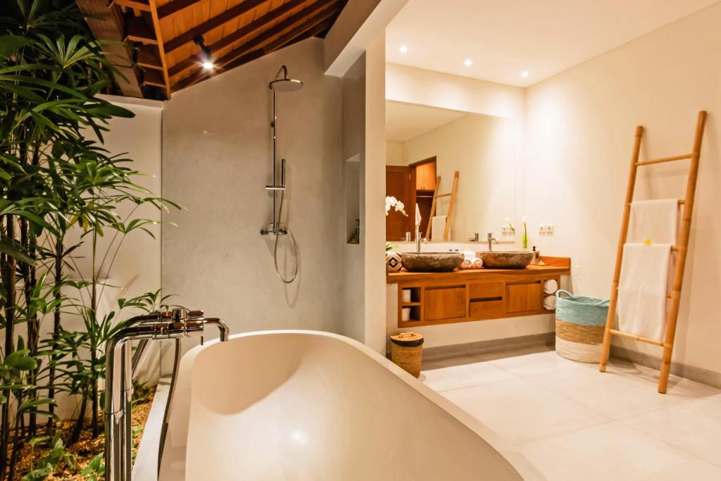 Heritage Villa, Ultimate 6 bed, 20 meter pool 700 metre from beach