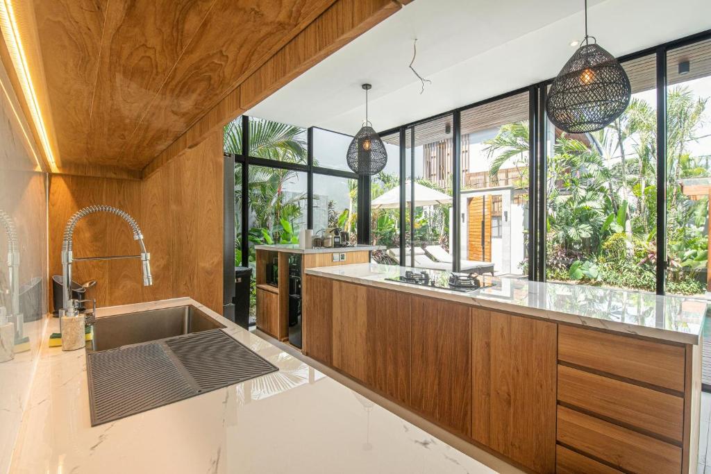 Luxury 12BR Villa 400m to Beach, Canggu Luxury 12BR Villa 400m to Beach, Canggu