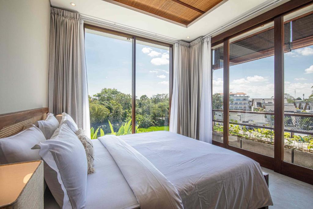 Luxury 5-Bedroom Canggu Beach Villa with Scenic Ri Luxury 5-Bedroom Canggu Beach Villa with Scenic Ri