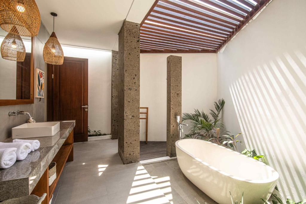 Luxury 5-Bedroom Canggu Beach Villa with Scenic Ri Luxury 5-Bedroom Canggu Beach Villa with Scenic Ri