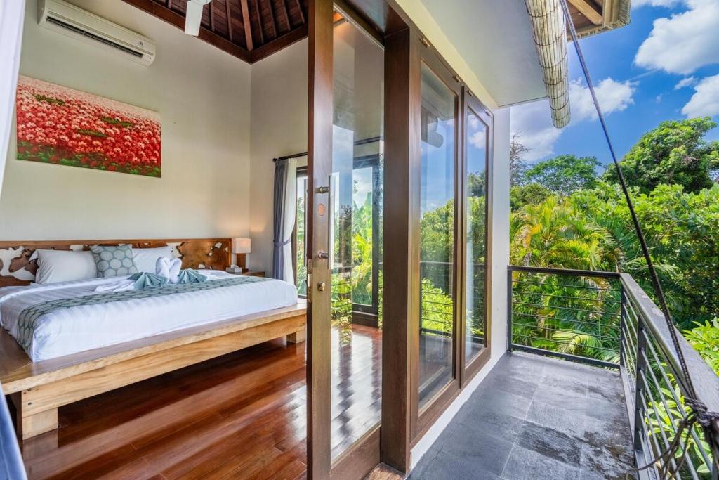 Massive 3BR Luxury Pool Mansion in Perrerenan Massive 3BR Luxury Pool Mansion in Perrerenan