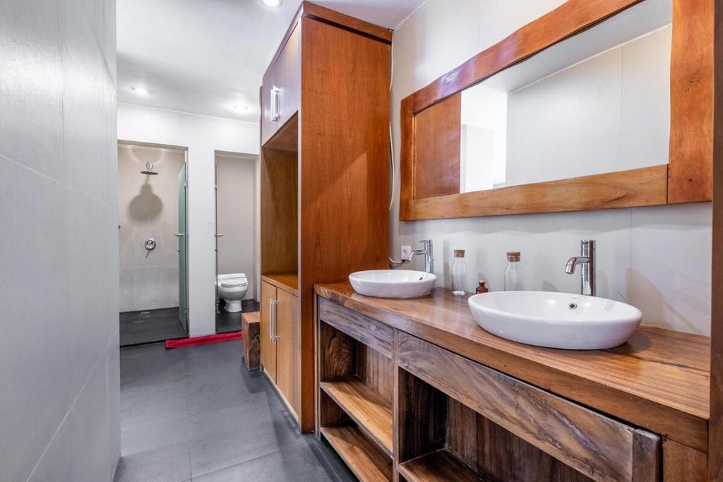 Massive 3BR Luxury Pool Mansion in Perrerenan Massive 3BR Luxury Pool Mansion in Perrerenan