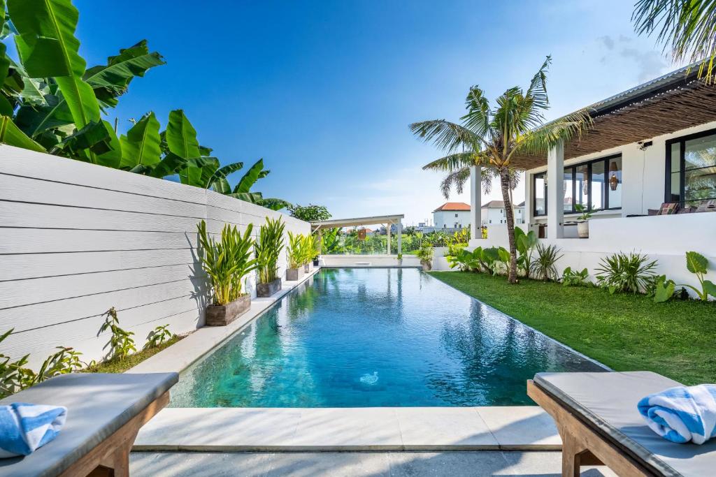 Master Suite in Prime Canggu Pool Villa overlooking rice fields Master Suite in Prime Canggu Pool Villa overlooking rice fields