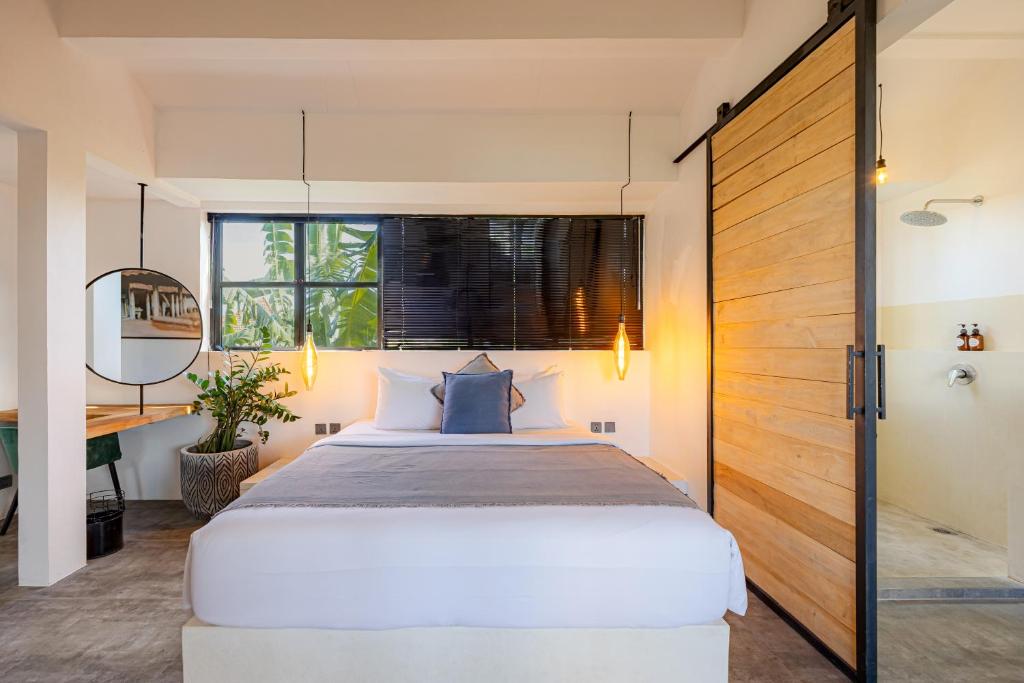 Modern and Stylish 2 Bedroom Apt - 5 minutes drive to the beach