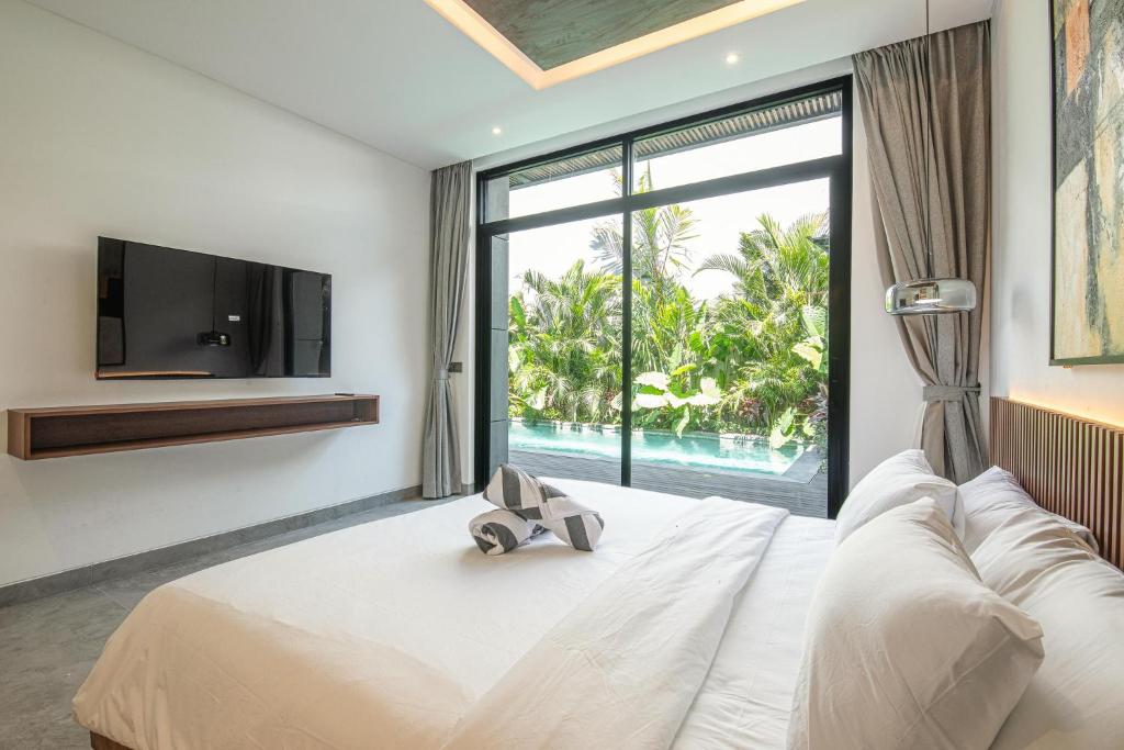 Tropical Elegance 5BR Canggu Villa Near Beach