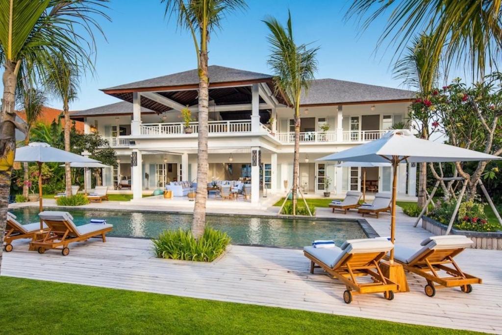 Villa Royal Canggu Secluded 6BR Luxury Walking Distance to Echo Beach Villa Royal Canggu Secluded 6BR Luxury Walking Distance to Echo Beach