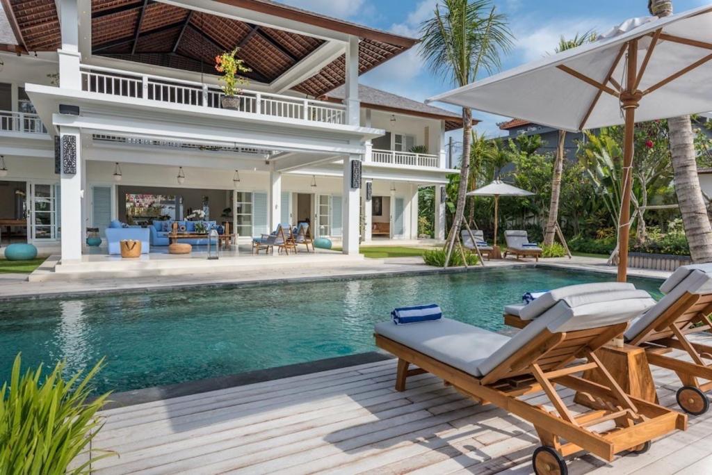 Villa Royal Canggu Secluded 6BR Luxury Walking Distance to Echo Beach Villa Royal Canggu Secluded 6BR Luxury Walking Distance to Echo Beach